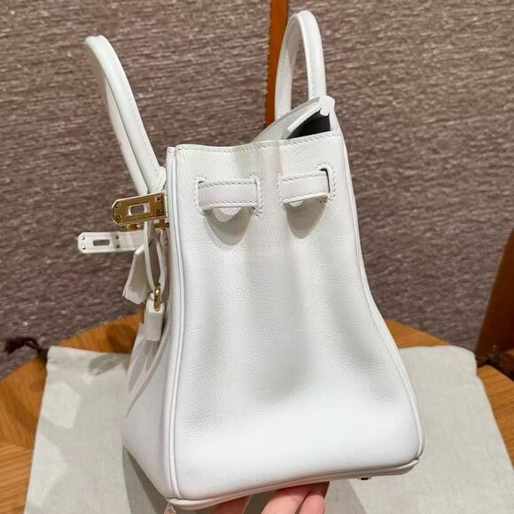 Classic Hermes Bag: A Stylish and Versatile Choice for Elegance - Picture 3 of 6